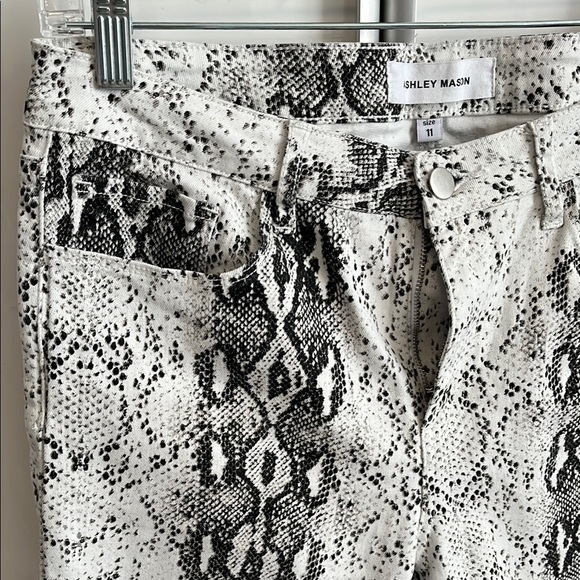 ASHLEY MASON NWOT Snakeskin Print Mid Rise Cropped Flared Denim Jeans, Size 11 - Picture 4 of 9